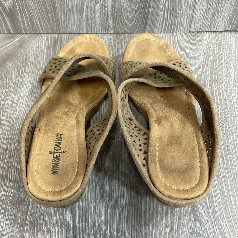 Minnetonka Lainey Laser Cut Suede Leather Cork Wedge Sandal Tan 9
